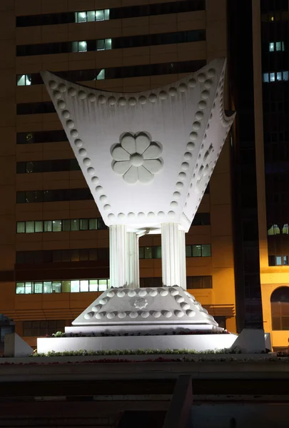 Mabaakhur- monumento tradicional quemador de incienso árabe en Abu Dhabi, Estados Unidos — Foto de Stock