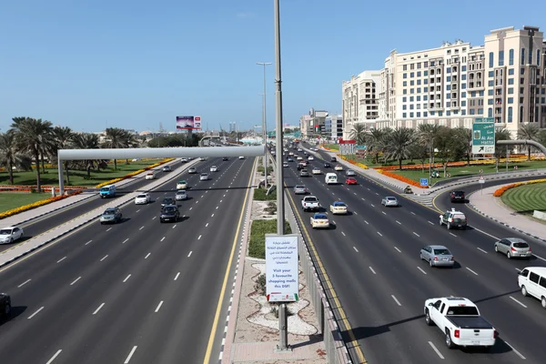 Straat in de stad van dubai, Verenigde Arabische Emiraten — Stockfoto