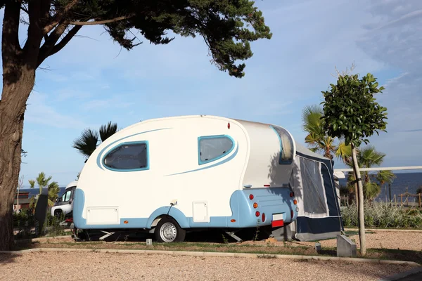 Pequena caravana em um local de acampamento — Fotografia de Stock