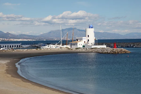 在 la duquesa，costa del sol，安达卢西亚西班牙海滩 — 图库照片