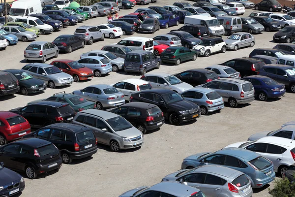 Lote de estacionamento lotado na cidade Fuengirola, Andaluzia Espanha — Fotografia de Stock