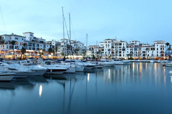 Marina em La Duquesa ao entardecer. Costa del Sol, Andaluzia Espanha — Fotografia de Stock