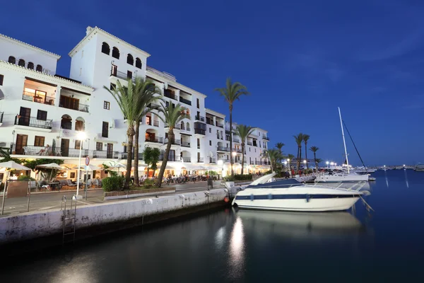 Marina la duquesa alacakaranlıkta. Costa del sol, Endülüs, İspanya — Stok fotoğraf