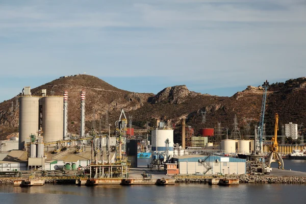 Porto industrial numa refinaria de petróleo — Fotografia de Stock