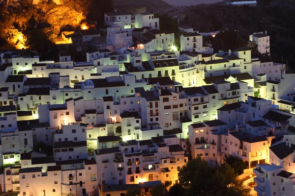 Pueblo Casares iluminado por la noche. Andalucía, España — Foto de Stock
