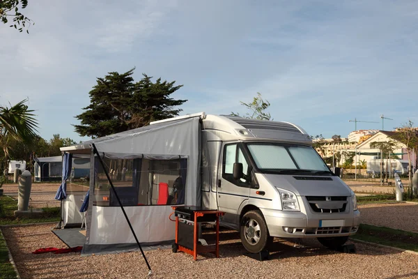 Motorhome em um local de acampamento na Espanha — Fotografia de Stock