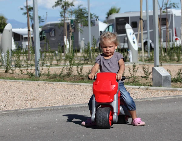 Menina da criança montando sua primeira bicicleta — Fotografia de Stock