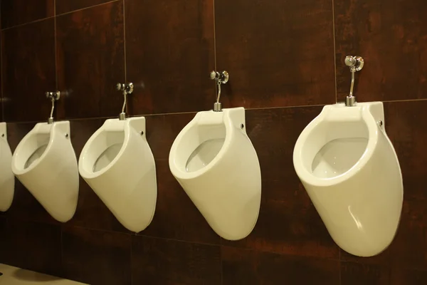 Urinals i den moderna offentliga toaletten — Stockfoto