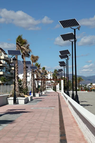 Strandpromenaden med solar powered lyktor i duquesa, costa del sol, Spanien — Stockfoto