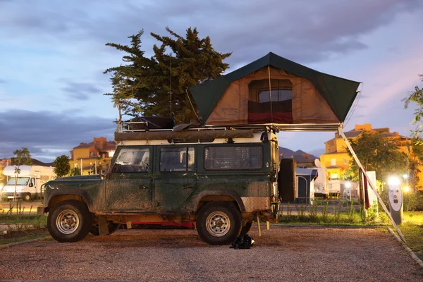 Jeep Safari con una tienda de techo en un camping —  Fotos de Stock