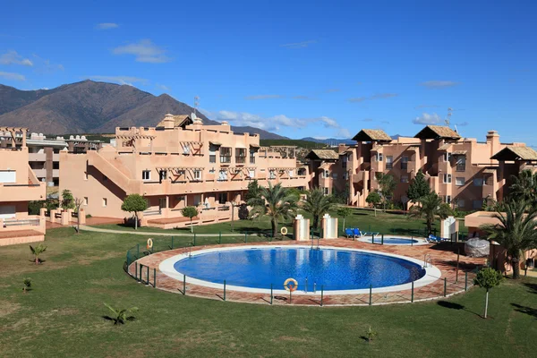 Resort de vacaciones con piscina en Andalucía, Costa del Sol, España —  Fotos de Stock