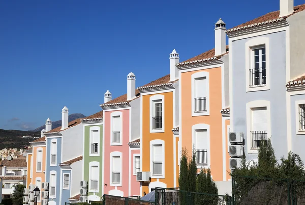 Edifício de apartamentos coloridos na Andaluzia, sul da Espanha — Fotografia de Stock