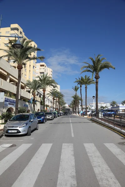 Ulice s palmami v estepona, Španělsko Andalusie — Stock fotografie