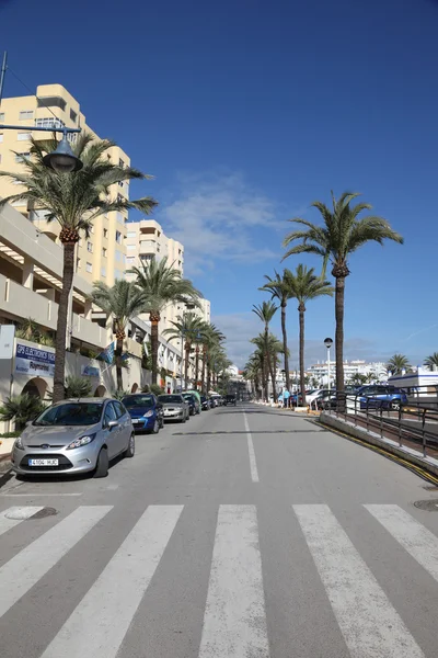 Estepona, İspanya Endülüs palmiye ağaçları ile sokak — Stok fotoğraf