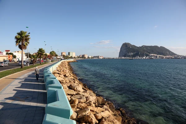 Strandpromenaden i la linea, Spanien och gibraltar klippa — Stockfoto