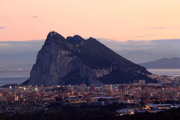 A Rocha de Gibraltar e a cidade espanhola La Linea à noite — Fotografia de Stock
