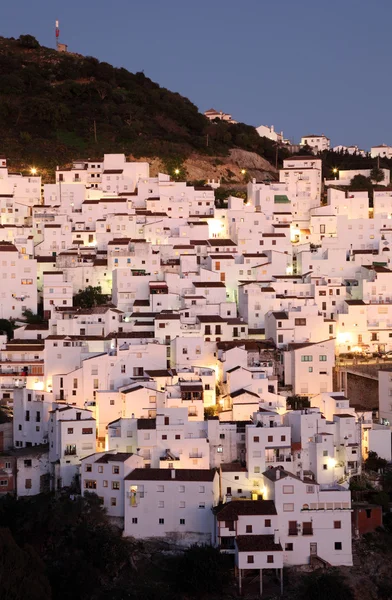Das andalusische Dorf Casares in der Abenddämmerung. Costa del Sol, Spanien — Stockfoto