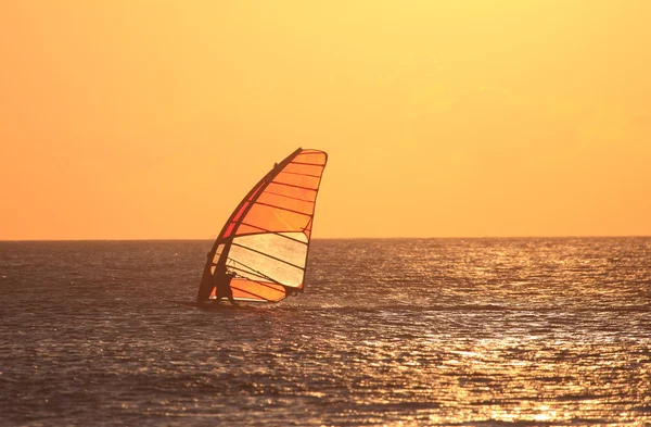 Planche à voile rétro-éclairée au coucher du soleil. Tarifa, Andalousie Espagne — Photo