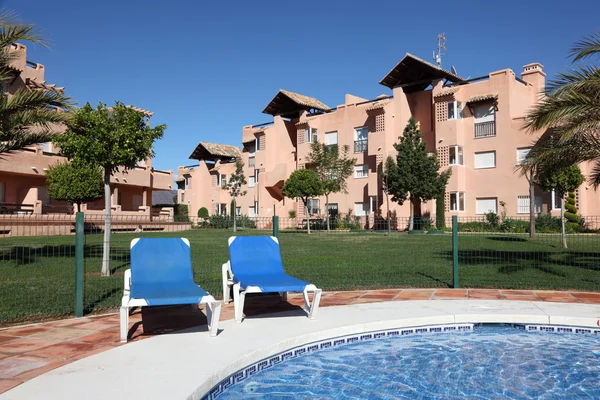 Resort de vacaciones con piscina en Andalucía, Costa del Sol, España —  Fotos de Stock