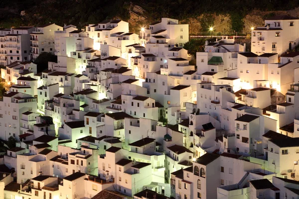 Andalúziai falu Casares alkonyatkor. Costa del Sol, Spanyolország — Stock Fotó