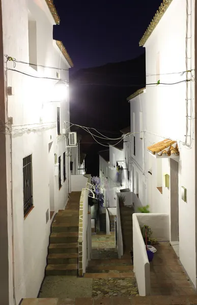 Enge straße im andalusischen dorf casares bei nacht, spanien — Stockfoto