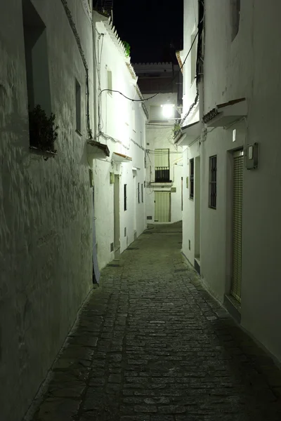 在晚上，西班牙安达卢西亚村卡萨雷斯在狭窄的街道 — 图库照片