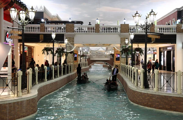 Kanaal en gondel binnenkant van het villaggio mall winkelcentrum in doha, qatar. — Stockfoto