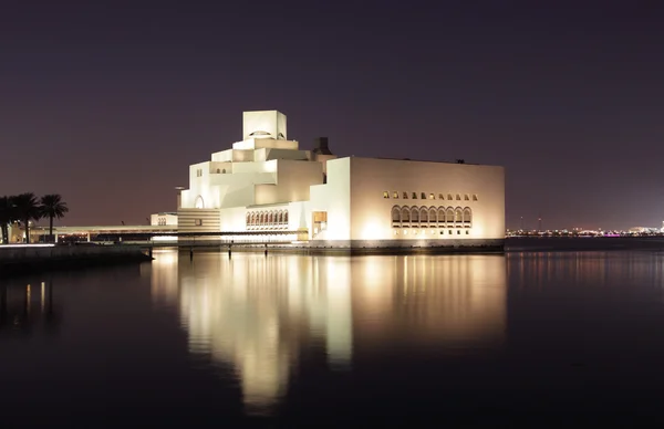 Musée d'art islamique de Doha illuminé la nuit. Qatar, Moyen-Orient — Photo