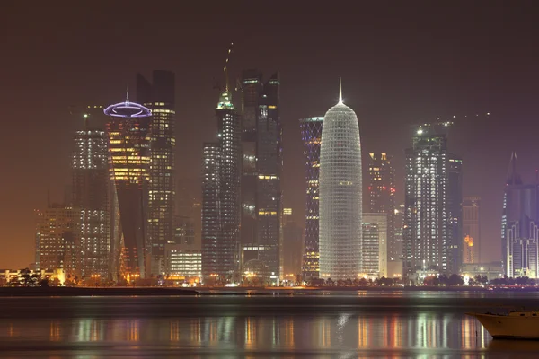 O horizonte de Doha à noite, Qatar — Fotografia de Stock