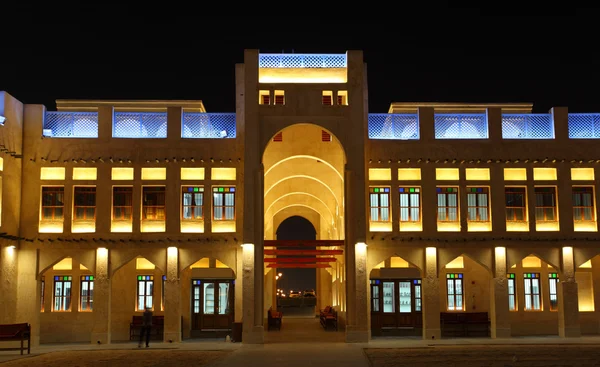 Souq Waqif iluminado por la noche, Doha Qatar — Foto de Stock
