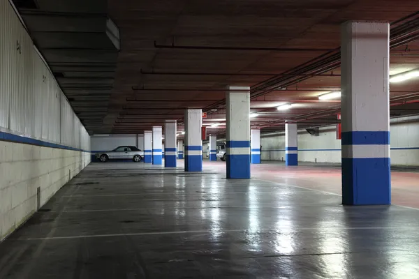 Ondergrondse parkeergarage in een residentieel gebouw — Stockfoto