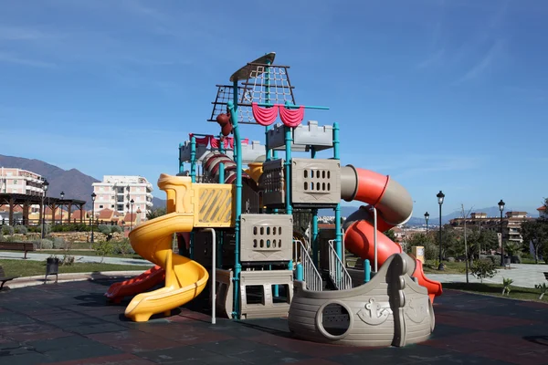 Kleurrijke piraat schip speeltuin in een park — Stockfoto