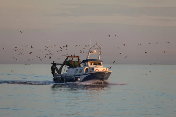 Bateau de pêche sur le chemin du retour au port d'attache — Photo