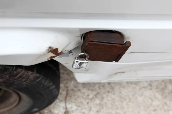 Tanque de tampa de combustível bloqueado com um cadeado — Fotografia de Stock