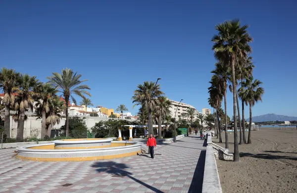 Paseo marítimo en Estepona, Costa del Sol, Andalucía, España —  Fotos de Stock