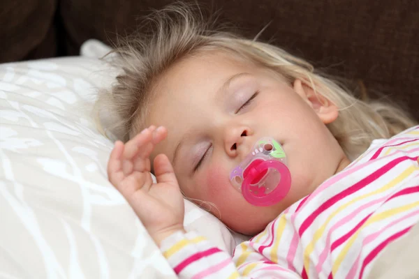 Toddler fata dormind în pat — Fotografie, imagine de stoc