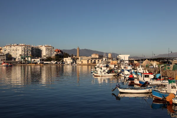 Barcos de pesca no porto de Estepona, Costa del Sol, Andaluzia Espanha — Fotografia de Stock