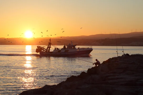 Vissen boot thuiskomen terug. Estepona, costa del sol, Andalusië, Spanje — Stockfoto