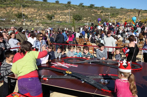 Slot car-race voor kinderen op een buiten party in estepona, Spanje — Stockfoto