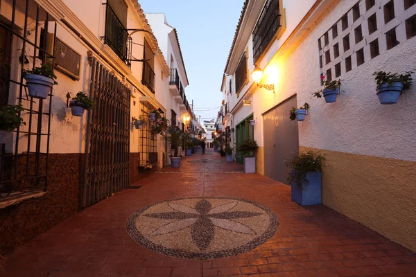 Rua na cidade velha de Estepona, Costa del Sol, Andaluzia, Espanha — Fotografia de Stock