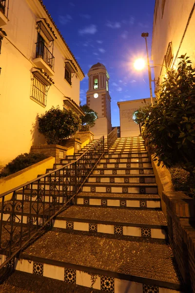 Escaleras a una plaza del pueblo en Estepona, Costa del Sol, Andalucía, España — Foto de Stock