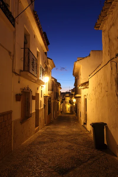 Utca a régi város Estepona éjjel. Andalúzia, Spanyolország — Stock Fotó