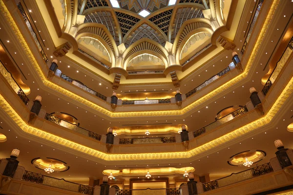 Emirates Palace em Abu Dhabi, Emirados Árabes Unidos — Fotografia de Stock