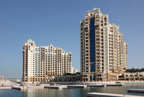 Highrise edifícios residenciais em Palm Jumeirah, Dubai, Emirados Árabes Unidos — Fotografia de Stock