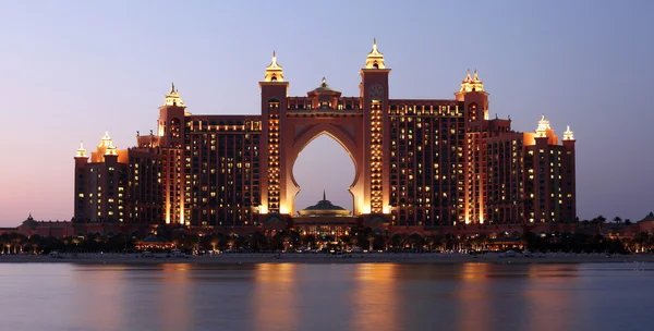 Hotel Atlantis v noci osvětlené. Palm jumeirah, Dubaj Spojené arabské emiráty. — Stock fotografie