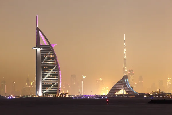 Dubai skyline in de nacht, Verenigde Arabische Emiraten — Stockfoto