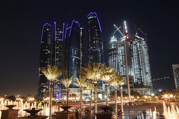 Ουρανοξύστες στο Αμπού Ντάμπι το βράδυ. Ηνωμένα Αραβικά Εμιράτα — Φωτογραφία Αρχείου