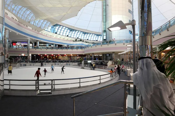 Pista de patinaje dentro del Marina Mall en Abu Dhabi, Emiratos Árabes Unidos — Foto de Stock