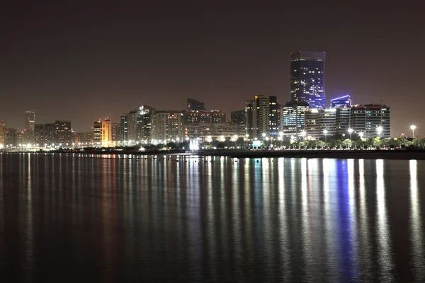 Abu Dhabi skyline di notte, Emirati Arabi Uniti — Foto Stock
