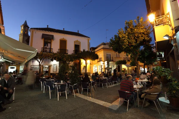 Sqare com cafés na cidade andaluza Estepona, Espanha — Fotografia de Stock